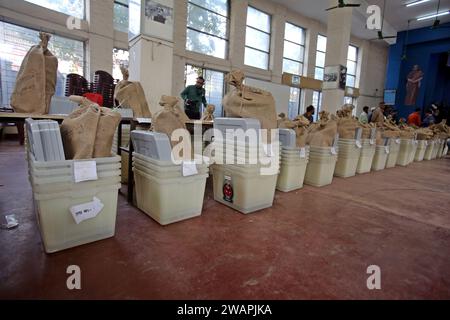 Dhaka, Wari, Bangladesch. Januar 2024. Wahlbeamte und Mitglieder der Strafverfolgungsbehörden transportieren Wahlmaterial von einem Verteilungszentrum der Willes Little Flower School zu einem Wahlzentrum vor der 12. Unterhauswahl in Dhaka, Bangladesch, am 6. Januar 2024. Die Parlamentswahlen in Bangladesch sind für den 7. Januar 2024 geplant. (Kreditbild: © Habibur Rahman/ZUMA Press Wire) NUR REDAKTIONELLE VERWENDUNG! Nicht für kommerzielle ZWECKE! Stockfoto