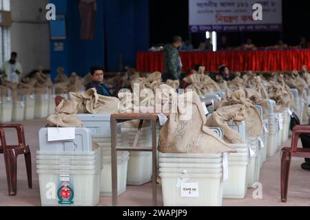 Dhaka, Bangladesch - 06. Januar 2024: Die Verteilung von Wahlmaterial für die 12. Parlamentswahlen hat in den Wahlkreisen der DHA Erfolg Stockfoto