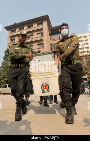 Dhaka, Bangladesch - 06. Januar 2024: Die Verteilung von Wahlmaterial für die 12. Parlamentswahlen hat in den Wahlkreisen der DHA Erfolg Stockfoto