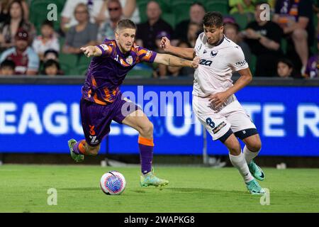 Januar 2024; HBF Park, Perth, Western Australia, Australien; A-League Football, Perth Glory gegen Melbourne Victory; Jacob Muir von Perth Glory fordert Zinedine Machach von Melbourne Victory heraus Stockfoto