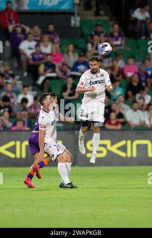 Januar 2024; HBF Park, Perth, Western Australia, Australien; A-League Football, Perth Glory gegen Melbourne Victory; Damien da Silva von Melbourne Victory gewinnt den Verteidigungs-Header und löscht seine Linie Stockfoto