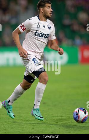 Januar 2024; HBF Park, Perth, Western Australia, Australien; A-League Football, Perth Glory gegen Melbourne Victory; Zinedine Machach von Melbourne Victory kommt mit dem Ball voran Stockfoto