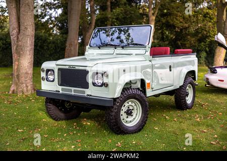 Oshe Okovango Land Rover Defender, ausgestellt auf dem Bicester Heritage Scramble am 8. Oktober 2023. Stockfoto