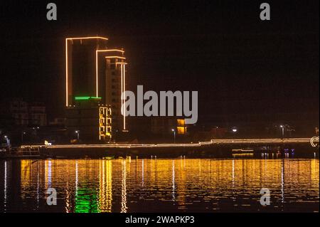 Die alte französische Brücke am Praek Tuek Chhu erleuchtete bei Nacht. Kampot, Kambodscha. © Kraig Stockfoto