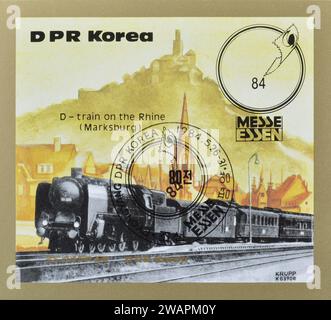 Souvenirbogen mit gestempelter Briefmarke von Nordkorea, auf der Expresslokomotive, Internationale Briefmarkenausstellung, Essen, um 1984 gezeigt wird. Stockfoto