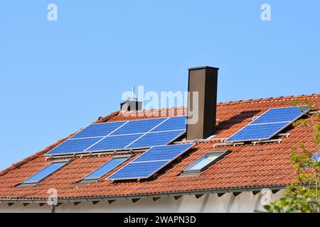 Solarzellen auf einem Einfamilienhaus zur umweltfreundlichen Stromerzeugung Stockfoto