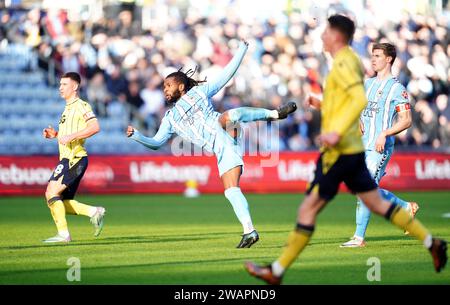 Kasey Palmer (Mitte) von Coventry City erzielt das dritte Tor des Spiels während des Spiels der dritten Runde des Emirates FA Cup in der Coventry Building Society Arena in Coventry. Bilddatum: Samstag, 6. Januar 2024. Stockfoto