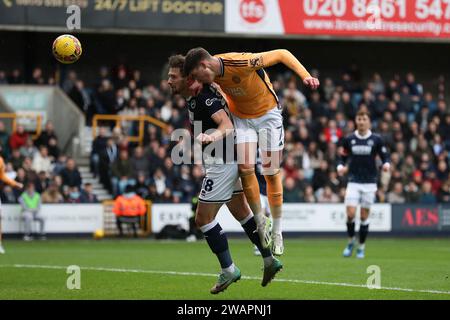 The den, Bermondsey, London, Großbritannien. Januar 2024. FA Cup Third Round Football, Millwall gegen Leicester City; Cesare Casadei aus Leicester City gewinnt den Titelgewinn von Ryan Leonard aus Millwall und erzielt in der 16. Minute das 1. Tor für 0-1 Credit: Action Plus Sports/Alamy Live News Stockfoto