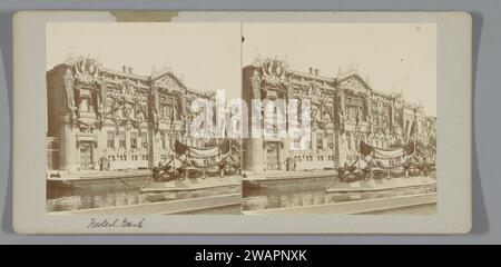 De Nederlandsche Bank auf dem Oude Turfmarkt mit einem Ruderboot im Wasser des Rokins, beide anlässlich der Einweihung der Königin Wilhelmina, Amsterdam, 1898 Stereogramm Amsterdam baryta Papier dekoriert. Ruderboot aus Pappe, Kanu usw. bank Amsterdam Stockfoto