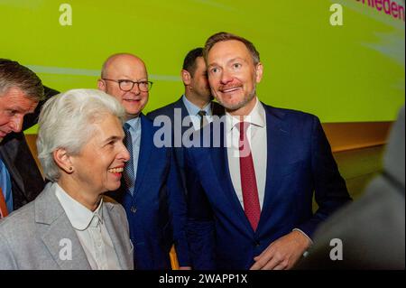 Stuttgart 125. Ordentlicher Landesparteitag, am Dreikoenigskundgebung der Freien Demokraten. 6. Januar 2024 im Stuttgarter Opernhaus, Dreikoenigstreffen der Freien Demokraten 2024, GER Christian Lindner MDB, Bundesvorsitzender der FDP Re., Dr. Marie-Agnes Strack-Zimmermann MDB, Spitzenkandidatin der FDP zur Europawahl 2024, li. Dreikoenigskundgebung der Freien Demokraten. 6. Januar 2024 im Stuttgarter Opernhaus, Dreikoenigstreffen der Freien Demokraten 2024, GER *** Stuttgart 125 ordentliche Landesparteikonferenz, am 6. Januar 2024 im Stuttgarter Opernhaus, Dreikönig-Treffen der Freien Demokraten Stockfoto