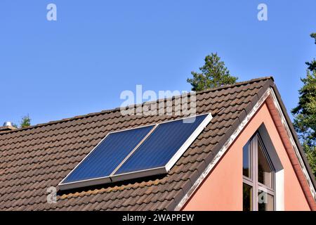 Solarthermiekollektoren auf dem Dach des Hauses zur umweltfreundlichen Erzeugung von Wärme und Brauchwasser Stockfoto