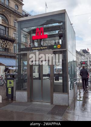 Eingang zum U-Bahnhof Kongens Nytorv in Kopenhagen, Dänemark. Stockfoto