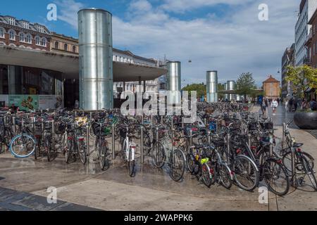 Fahrräder parken in der Nähe der U-Bahn-Station Nørreport in Kopenhagen, Dänemark. Stockfoto