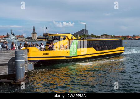 Ein Kopenhagener Hafenbus („Holmen“), der von Movia betrieben wird und an einer Haltestelle in Kopenhagen, Dänemark, ankommt. Stockfoto