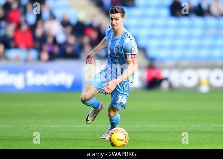 Coventry am Samstag, den 6. Januar 2024. Coventry, Großbritannien. Januar 2024. Ben Sheaf (14 Coventry City) kontrolliert den Ball während des Spiels der dritten Runde des FA Cup zwischen Coventry City und Oxford United in der Coventry Building Society Arena, Coventry, am Samstag, den 6. Januar 2024. (Foto: Kevin Hodgson | MI News) Credit: MI News & Sport /Alamy Live News Stockfoto