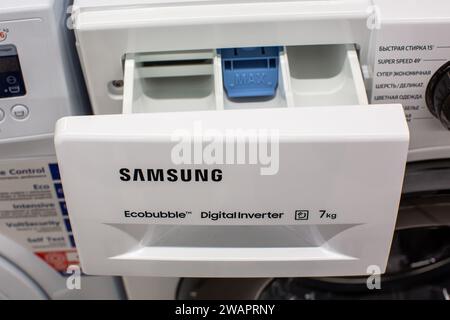 Tablett für Waschpulver in der Marke Samsung. Minsk, Weißrussland - 29. September 2023 Stockfoto