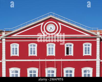 Epische rote Fassade der Eisenbahnstation Santa Apolonia in Lissabon Portugal Stockfoto