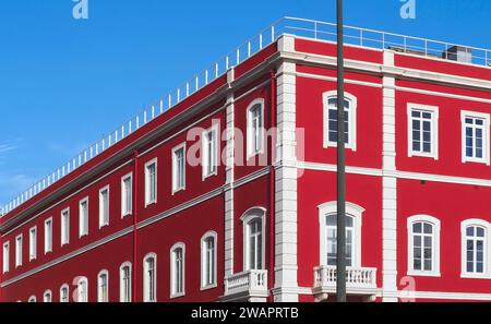 Epische rote Fassade der Eisenbahnstation Santa Apolonia in Lissabon Portugal Stockfoto