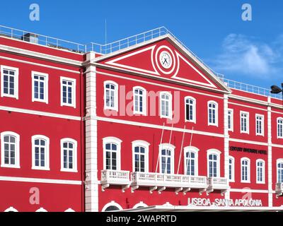 Epische rote Fassade der Eisenbahnstation Santa Apolonia in Lissabon Portugal Stockfoto