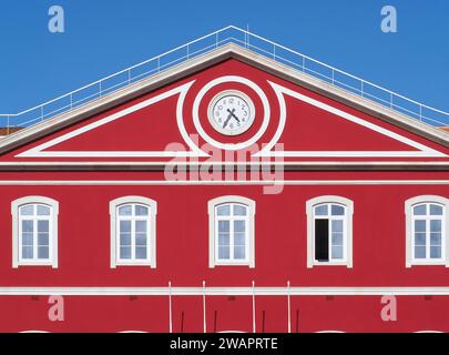 Epische rote Fassade der Eisenbahnstation Santa Apolonia in Lissabon Portugal Stockfoto