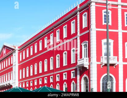 Epische rote Fassade der Eisenbahnstation Santa Apolonia in Lissabon Portugal Stockfoto