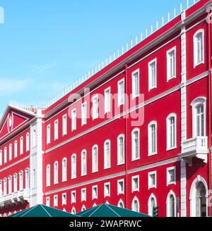 Epische rote Fassade der Eisenbahnstation Santa Apolonia in Lissabon Portugal Stockfoto