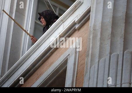 Caserta, Italien. Januar 2024. Ein als Befana getarnter Feuerwehrmann senkt sich von der Fassade des Königspalastes von Caserta ab und schenkt allen Kindern Süßigkeiten und Bonbons zum Abschluss der Weihnachtsfeiertage. Caserta, Italien, 6. Januar 2024. (Foto: Vincenzo Izzo/SIPA USA) Credit: SIPA USA/Alamy Live News Stockfoto