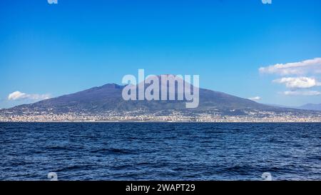 Vesuv vom Meer aus gesehen, den Fähren von Neapel zur Insel Capri fahren Stockfoto