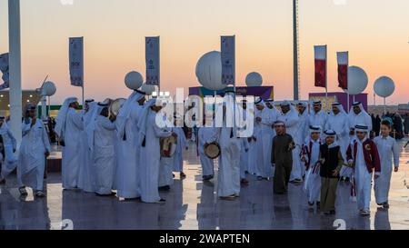 Darb Al Saai , doha, Katar - 12. Dezember 2023 : katar traditioneller Tanz bei der Feier des katarischen Nationalfeiertags Stockfoto