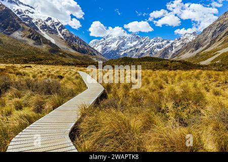 Ein malerischer Blick auf den schneebedeckten Mount Cook Nationalpark in Neuseeland Stockfoto