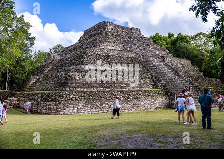 Ein majestätischer Blick auf die Ruinen der Maya-Ruinen von Chacchoben mit Touristen in der Nähe Stockfoto