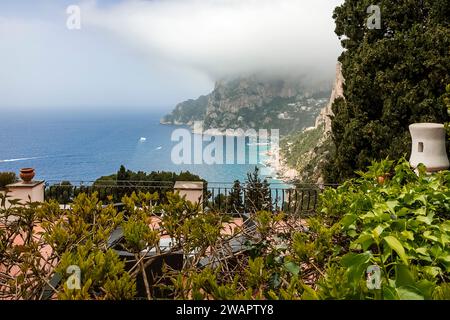 Das Meer von ​​Capri, fotografiert von einer Terrasse, die sich nur wenige Meter vom berühmten Faraglioni entfernt befindet Stockfoto