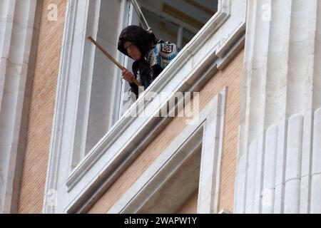 Caserta, Italien. Januar 2024. Ein als Befana getarnter Feuerwehrmann senkt sich von der Fassade des Königspalastes von Caserta ab und schenkt allen Kindern Süßigkeiten und Bonbons zum Abschluss der Weihnachtsfeiertage. Quelle: Vincenzo Izzo/Alamy Live News Stockfoto