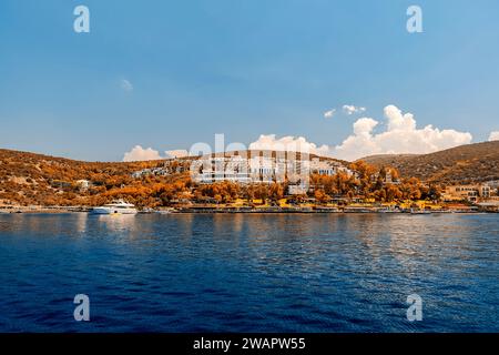 Die Küste von bodrum im Herbst vom Meer aus gesehen. Im Zentrum ein Resort nur wenige Schritte vom Strand entfernt Stockfoto