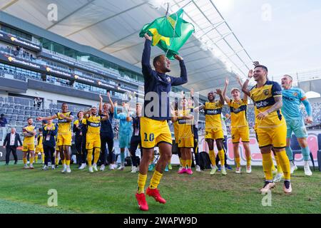 Sydney, Australien. Januar 2024. Die Spieler der Mariners feiern mit ihren Fans nach dem A-League Men RD11-Spiel zwischen den Western Sydney Wanderers und Central Coast Mariners am 6. Januar 2024 im CommBank Stadium in Sydney, Australien Credit: IOIO IMAGES/Alamy Live News Stockfoto