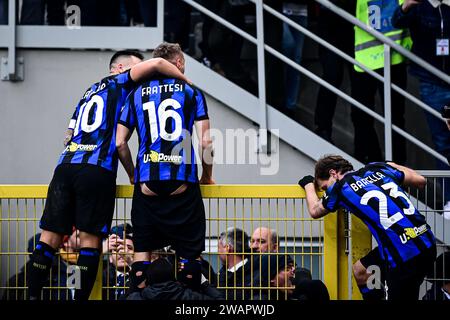 Mailand, Italien. Januar 2024. Inter Mailands italienischer Mittelfeldspieler #16 Davide Frattesi feiert nach seinem zweiten Tor mit Inter Mailands argentinischem Stürmer #10 Lautaro Martinez und Inter Mailands italienischem Mittelfeldspieler #23 Nicolo Barella während des italienischen Fußballspiels der Serie A zwischen Inter Mailand und Hellas Verona im San Siro Stadion in Mailand. Italien am 6. Januar 2024 Credit: Piero Cruciatti/Alamy Live News Stockfoto