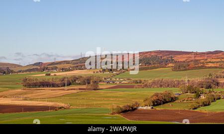 Dundee, Tayside, Schottland, Großbritannien. Januar 2024. Wetter in Großbritannien: Die wunderschöne Wintersonne mit Morgenfrost bietet einen fantastischen Blick auf die Sidlaw Hills und das Strathmore Valley im ländlichen Dundee, Schottland. Quelle: Dundee Photographics/Alamy Live News Stockfoto