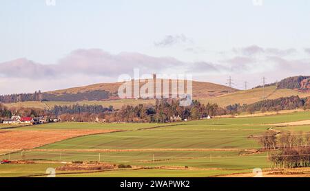 Dundee, Tayside, Schottland, Großbritannien. Januar 2024. Wetter in Großbritannien: Die wunderschöne Wintersonne mit Morgenfrost bietet einen fantastischen Blick auf die Sidlaw Hills und das Strathmore Valley im ländlichen Dundee, Schottland. Quelle: Dundee Photographics/Alamy Live News Stockfoto