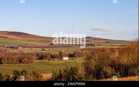 Dundee, Tayside, Schottland, Großbritannien. Januar 2024. Wetter in Großbritannien: Die wunderschöne Wintersonne mit Morgenfrost bietet einen fantastischen Blick auf die Sidlaw Hills und das Strathmore Valley im ländlichen Dundee, Schottland. Quelle: Dundee Photographics/Alamy Live News Stockfoto