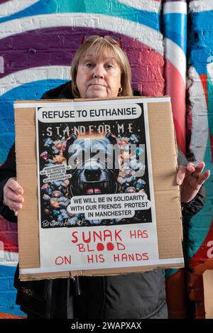 High Street, Southend on Sea, Essex, Großbritannien. Januar 2024. Demonstranten haben in Southends High Street Namen auf einer Petition gegen das Verbot von XL-Bullhunden gesammelt. Die britische Regierung Verbot die XL-Bully-Rasse gemäß dem Dangerous Dogs Act 1991 nach einer Reihe schwerer und in einigen Fällen tödlicher Angriffe. Stockfoto