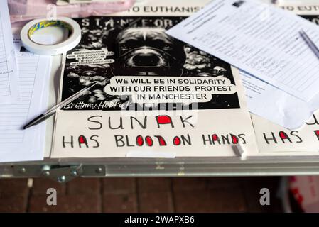 High Street, Southend on Sea, Essex, Großbritannien. Januar 2024. Demonstranten haben in Southends High Street Namen auf einer Petition gegen das Verbot von XL-Bullhunden gesammelt. Die britische Regierung Verbot die XL-Bully-Rasse gemäß dem Dangerous Dogs Act 1991 nach einer Reihe schwerer und in einigen Fällen tödlicher Angriffe. Stockfoto