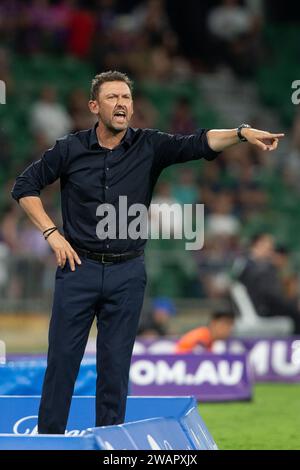 Januar 2024; HBF Park, Perth, Western Australia, Australien; A-League Football, Perth Glory gegen Melbourne Victory; Tony Popovic Trainer von Melbourne Victory gibt Anweisungen aus der Seitenlinie heraus Stockfoto