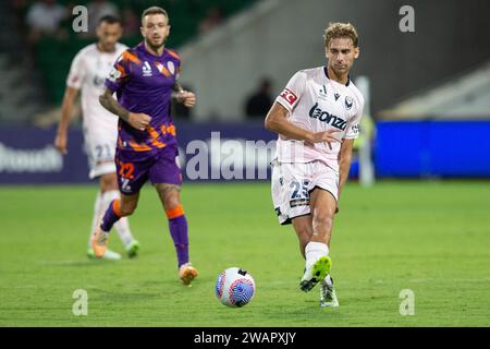 Januar 2024; HBF Park, Perth, Western Australia, Australien; A-League Football, Perth Glory gegen Melbourne Victory; Ryan Graham Pun Teague of Melbourne Victory gibt den Ball in Angriff Stockfoto