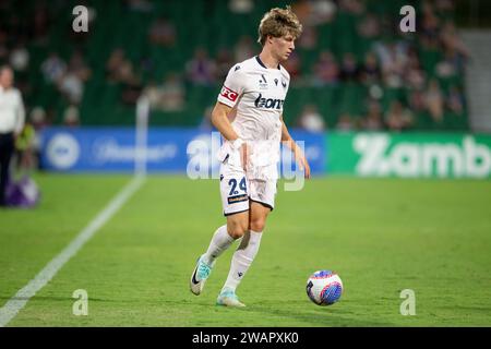 Januar 2024; HBF Park, Perth, Western Australia, Australien; A-League Football, Perth Glory gegen Melbourne Victory; Eli Adams von Melbourne Victory will in Richtung Tor einbrechen Stockfoto