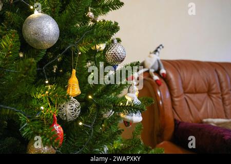 Ein festlicher Weihnachtsbaum mit bunten Ornamenten zu Hause Stockfoto