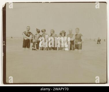 Gruppenporträt von Menschen im Meer (Nordseeküste), den Niederlanden oder Deutschland, ca. 1900 Foto Niederlande fotografische Unterstützung. Paper Beach (als Erholungsort) Niederlande. Deutschland Stockfoto
