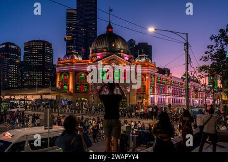 Ein malerischer Blick auf die weihnachtlich dekorierte Flinders Street Station in Australien bei Nacht Stockfoto