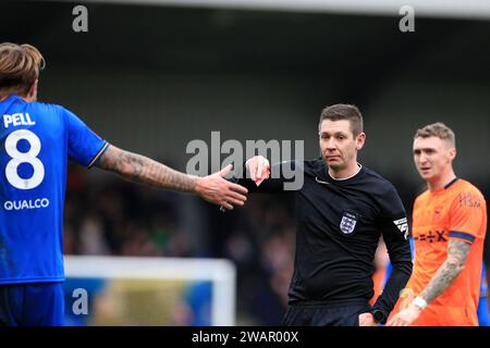 London, Großbritannien. Januar 2024. ROTE KARTE: Schiedsrichter Matthew Donohue zeigt Harry Pell vom AFC Wimbledon während des FA Cup 3. Runde Spiels zwischen AFC Wimbledon und Ipswich Town am 6. Januar 2024 in Plough Lane, London, England. Foto von Carlton Myrie. Nur redaktionelle Verwendung, Lizenz für kommerzielle Nutzung erforderlich. Keine Verwendung bei Wetten, Spielen oder Publikationen eines einzelnen Clubs/einer Liga/eines Spielers. Quelle: UK Sports Pics Ltd/Alamy Live News Stockfoto