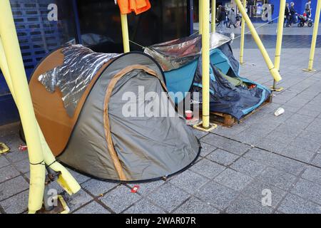 Shopper spazieren an Zelten vorbei, die von Obdachlosen außerhalb von Geschäften in der Church Street im Stadtzentrum von Liverpool, merseyside, england, großbritannien, aufgestellt wurden Stockfoto