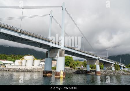 Die John O'Connell Bridge-Kabelbrücke über den Sitka Channel in Sitka, Alaska, USA Stockfoto